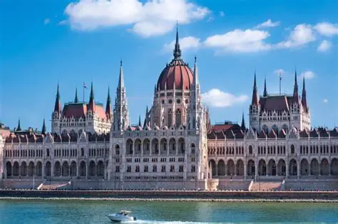 Budapest: La Perla del Danubio Revela sus Secretos Históricos y Modernos