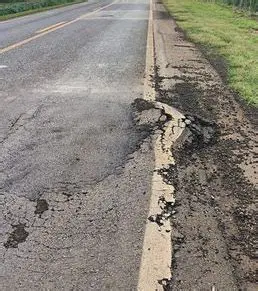 Buracos e irregularidades na pista