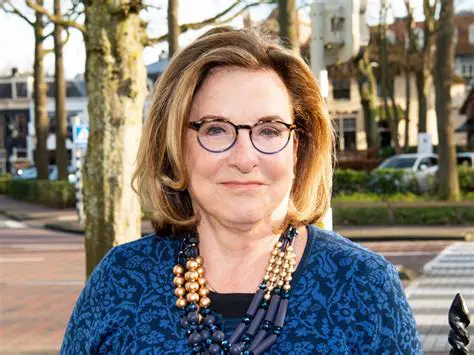 Catherine Keyl: Het Onverwoestbare Icoon van de Nederlandse Televisie en Journalistiek