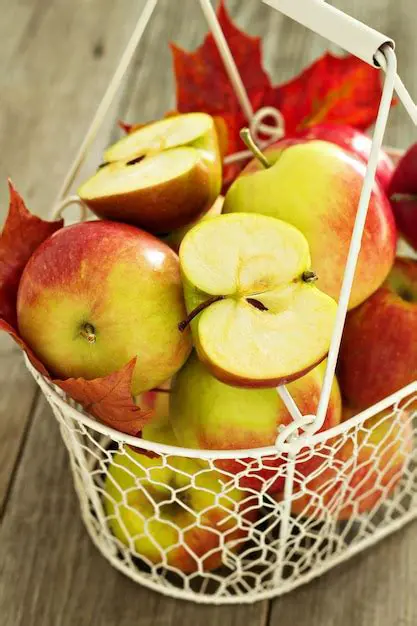 Coloca las manzanas en una canasta