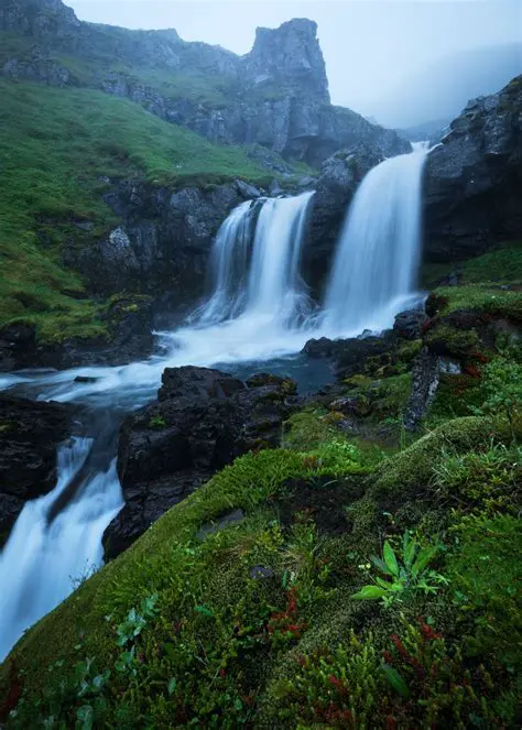 Features of the Misty Waterfall Wallpaper