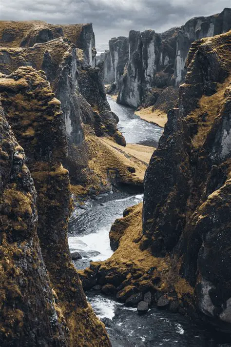 アイスランド：火と氷の国への誘い - 冒険と絶景の旅