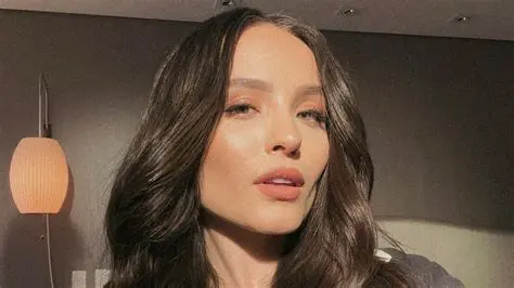 Larissa Manoela: Ascensão, Carreira e Impacto na Cultura Pop Brasileira