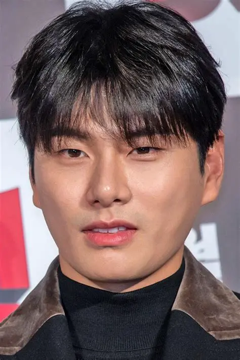 Lee Yi Kyung: The Versatile Actor Dominating the Korean Entertainment Scene