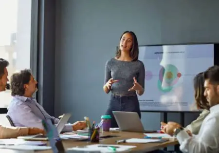 Membantu penonton memahami informasi