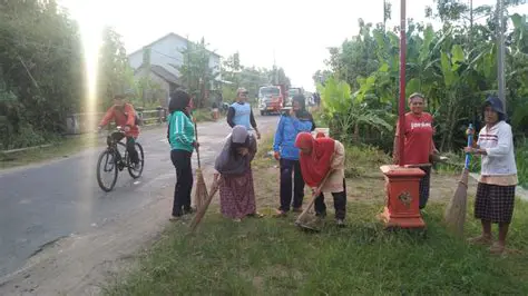 Membersihkan jalan dan taman