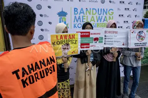 Mengikuti kegiatan korupsi