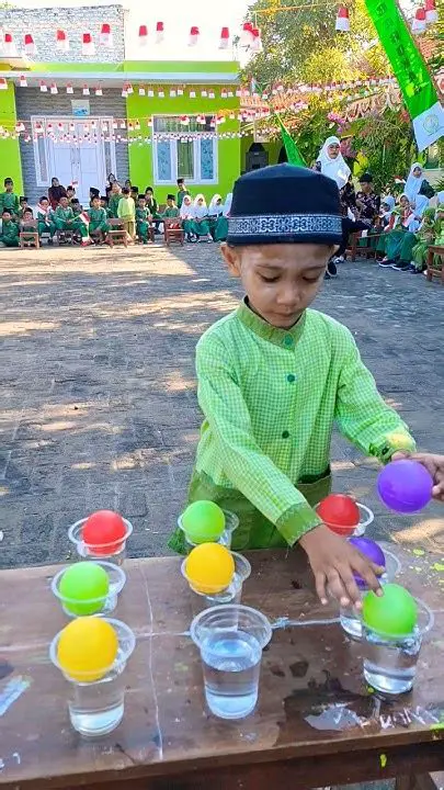 Menyusun 3 Bola Berbeda Warna ke dalam 2 Kotak yang Berbeda Warna