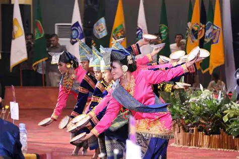 Pengenalan Tarian yang Menggunakan Properti Langsung