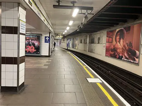 The Weekend: Fra Britisk Undergrund til Globalt Fænomen – En Dybdegående Analyse af En Unik Musikalsk Rejse