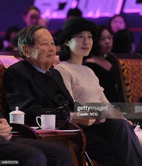 诺贝尔奖得主杨振宁：一位华人科学巨匠的传奇一生与科学贡献